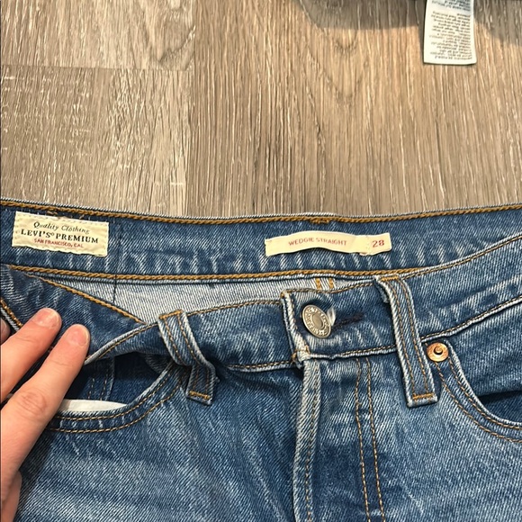 Levi’s Wedgie Straight Jeans in Medium Wash - Picture 2 of 3